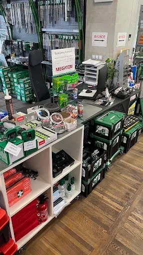 Ekspozycja elektronarzędzi w sklepie stacjonarnym Megaton